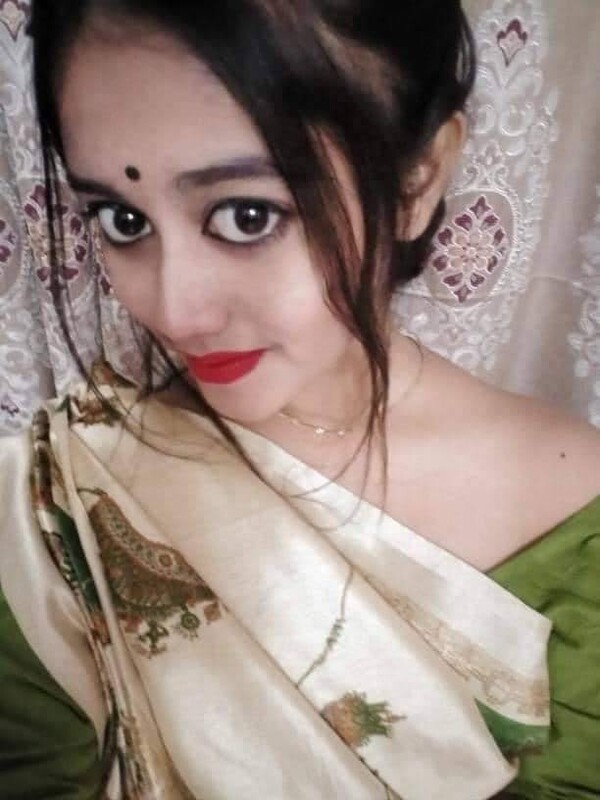 Red lips girlfriend posing topless in selfies 1