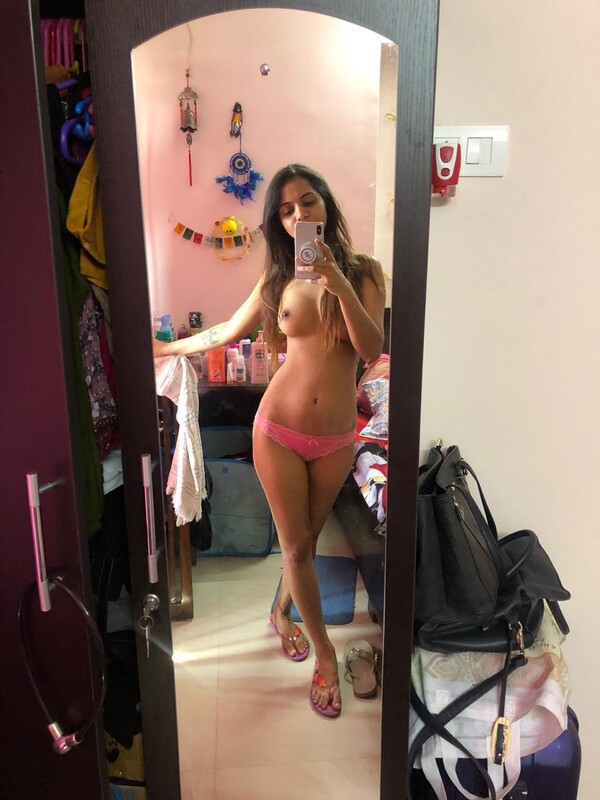 Round ass Indian babe attractive nude pics 4