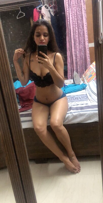 Round ass Indian babe attractive nude pics 5