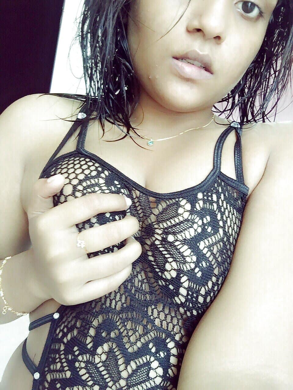 Seductive young Maldives girl nude pics 1