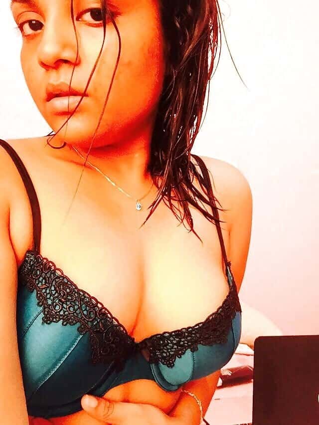 Seductive young Maldives girl nude pics 14