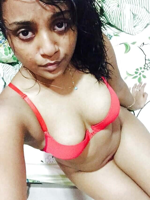 Seductive young Maldives girl nude pics 2