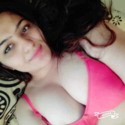 Sexy ass Delhi girl topless photos shared online 2