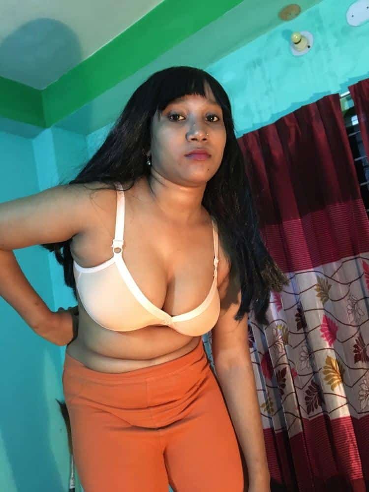 Sexy chubby Bhabhi pics in HD format 11