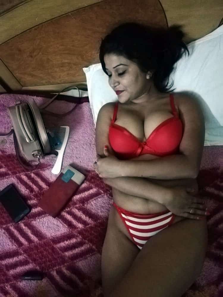 Sexy Desi Bhabhi hot Desi nude photos 10