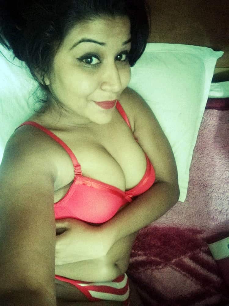 Sexy Desi Bhabhi hot Desi nude photos 8