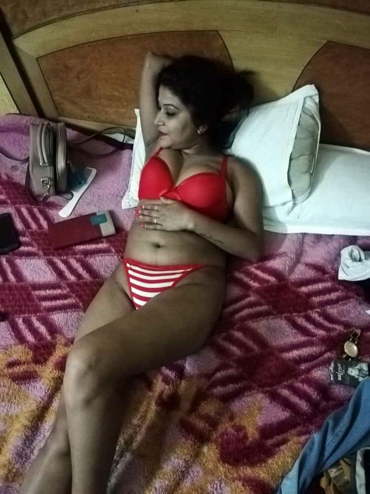 Sexy Desi Bhabhi hot Desi nude photos 9