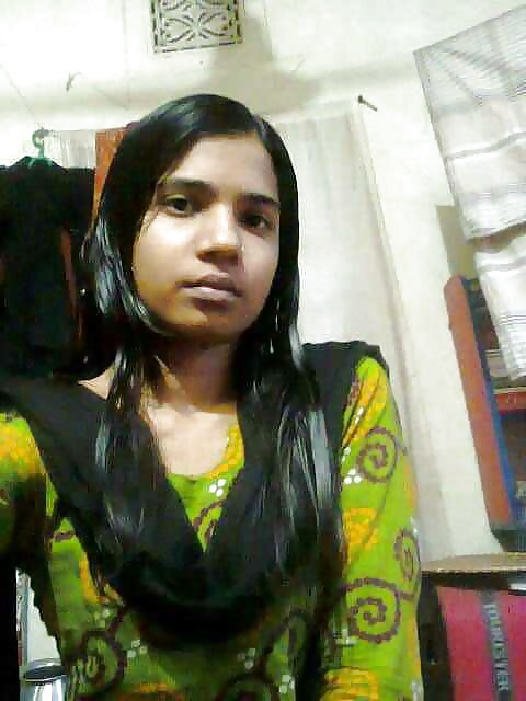 Sexy Desi College Girl Nude pics shared online 6