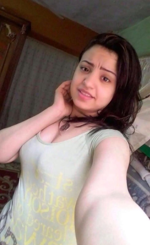 Sexy Desi girl nude selfies 1