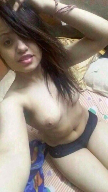 Sexy Desi girl nude selfies 6