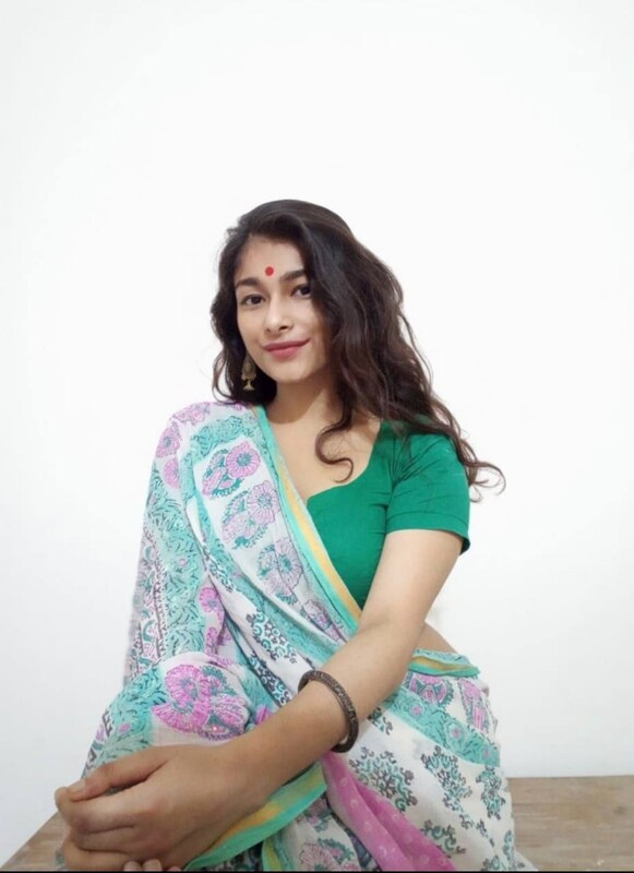 Sexy figure in saree boobs showing on video call 1