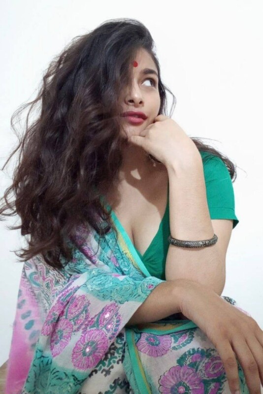 Sexy figure in saree boobs showing on video call 2