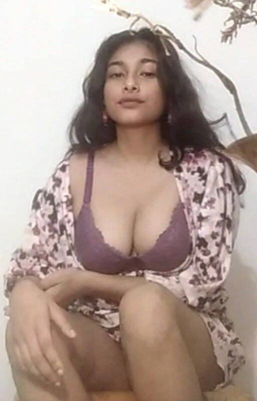 Sexy figure in saree boobs showing on video call 3