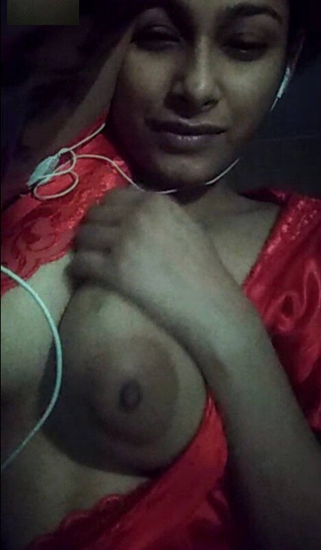 Sexy figure in saree boobs showing on video call 7