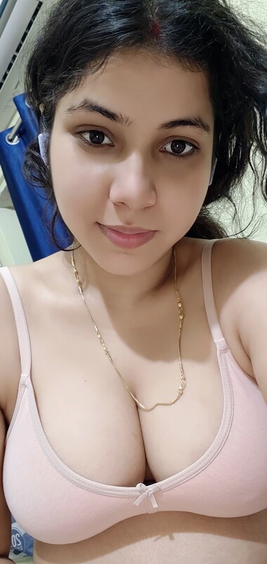Sexy girl cleavage show in bra selfies viral online 5