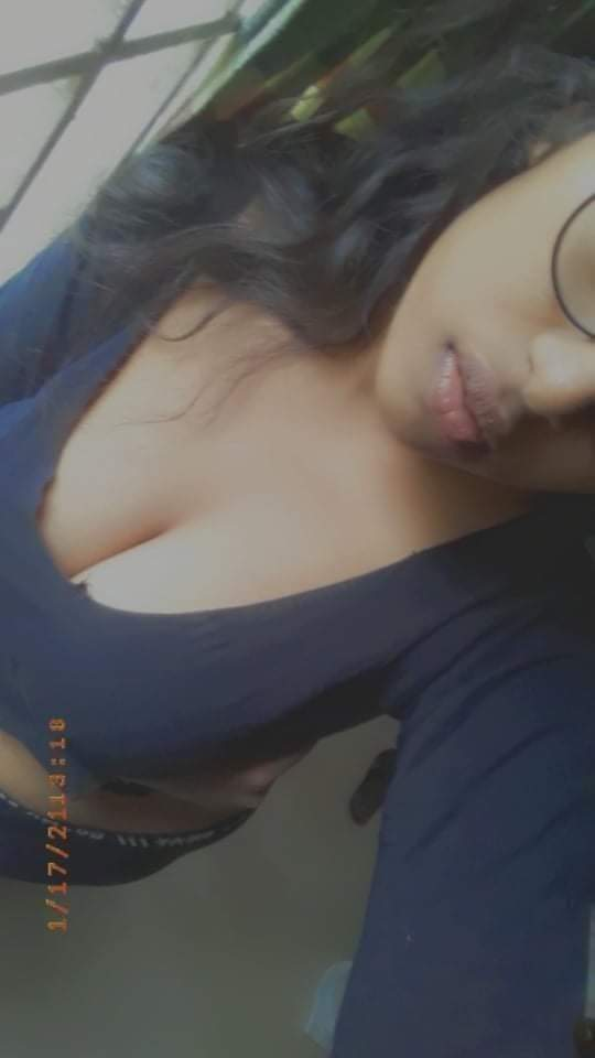 Sexy Indian college babe nude pics 6