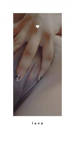Sexy Instagram girl posts nude photos 5