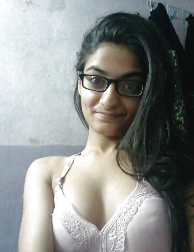 Sexy nude Indian girl Kashmira goes topless in the selfie photos 7