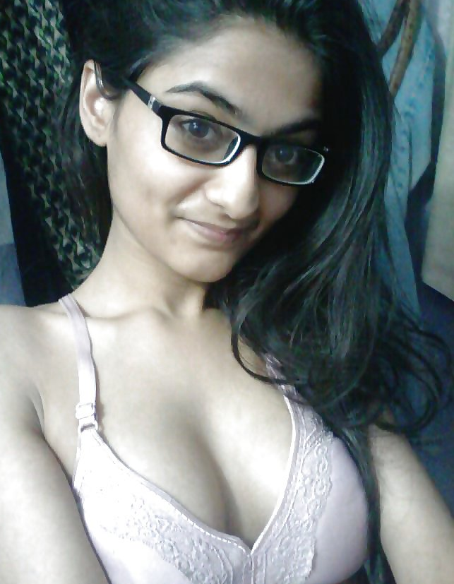 Sexy nude Indian girl Kashmira goes topless in the selfie photos 8