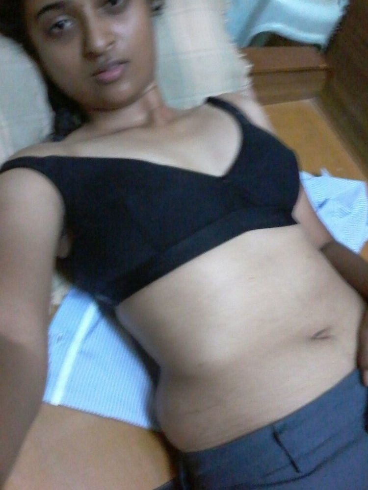 Sexy skinny Indian girl nude selfie pics 1