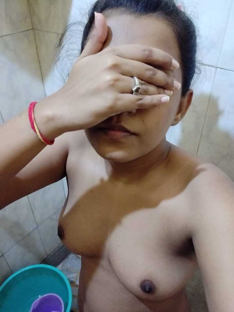 Small tits Indian girl nude pics 1