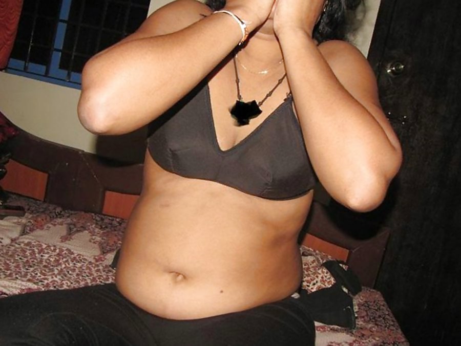 Smoking Desi Bhabhi nude photos 2