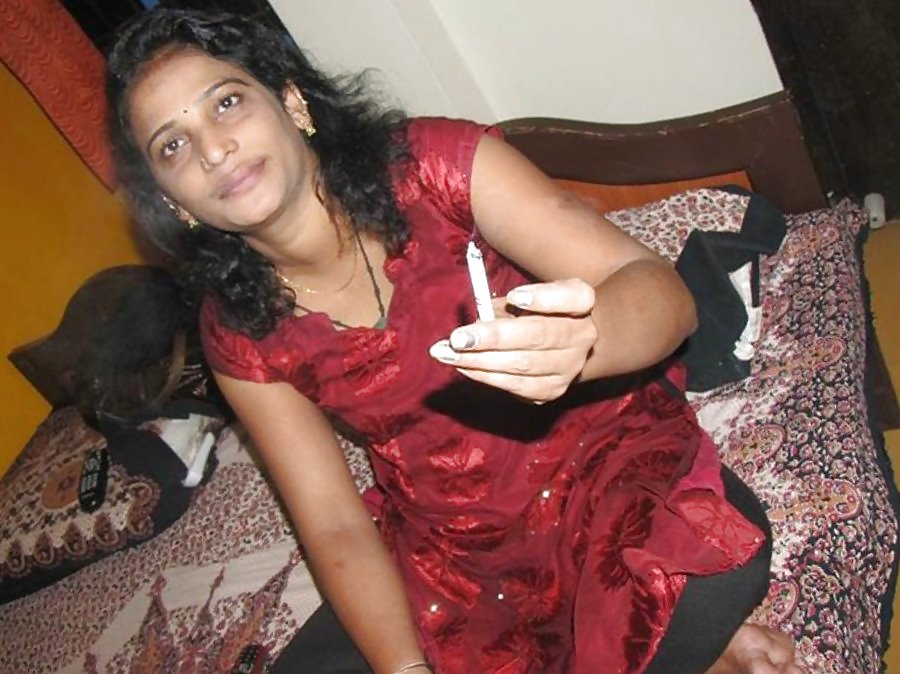 Smoking Desi Bhabhi nude photos 6