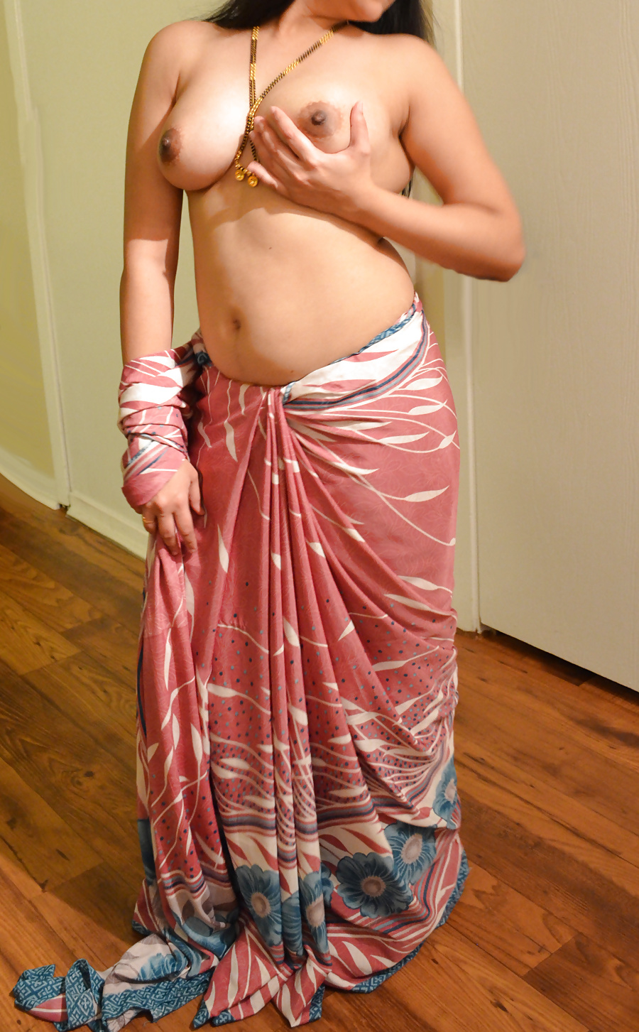 Spicy Indian Bhabhi boobs show on cam 1