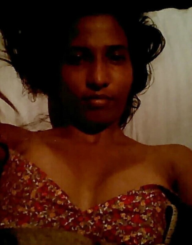 Sri Lankan girlfriend boobs show before sex pics 2