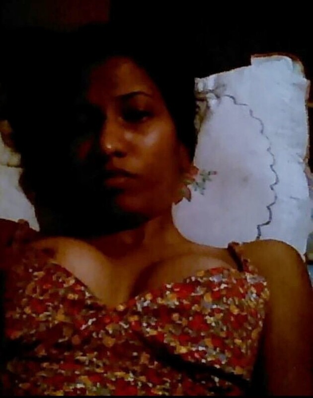 Sri Lankan girlfriend boobs show before sex pics 4