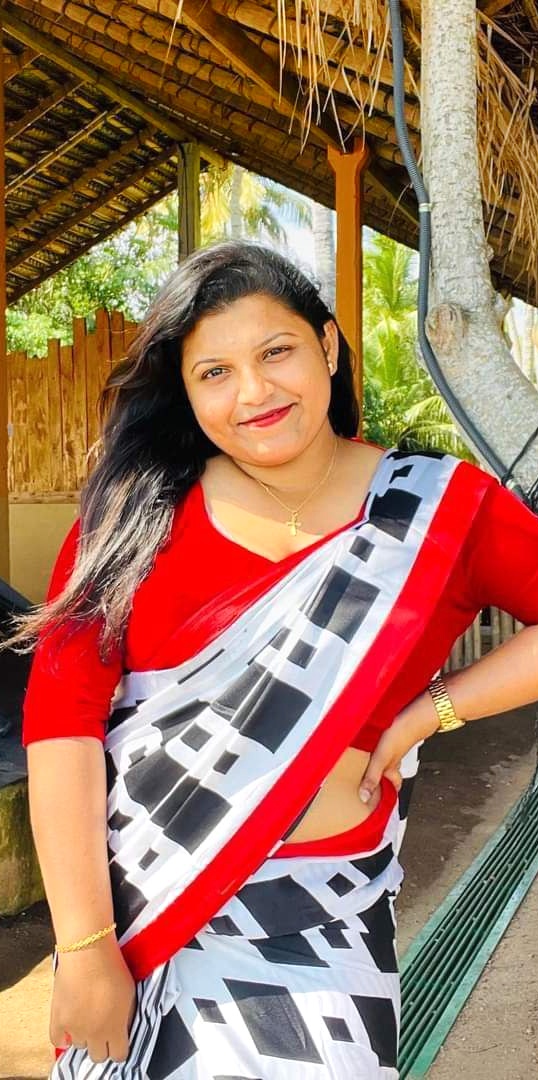 Srilankan busty aunty showing big melons pictures 1
