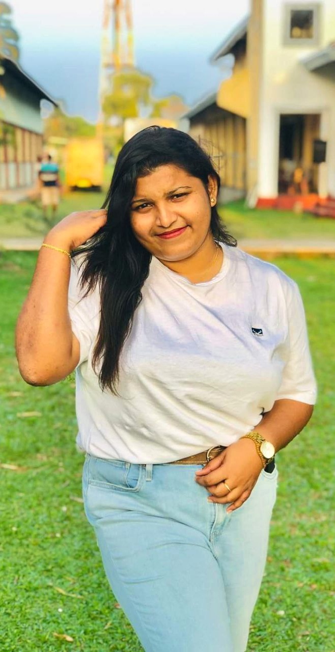 Srilankan busty aunty showing big melons pictures 2