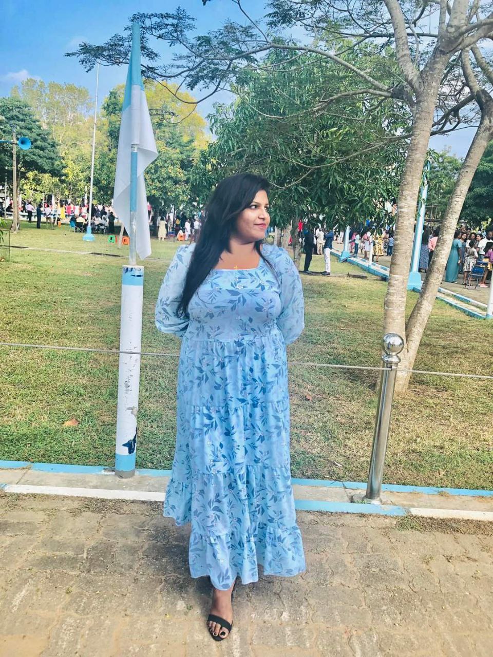 Srilankan busty aunty showing big melons pictures 3