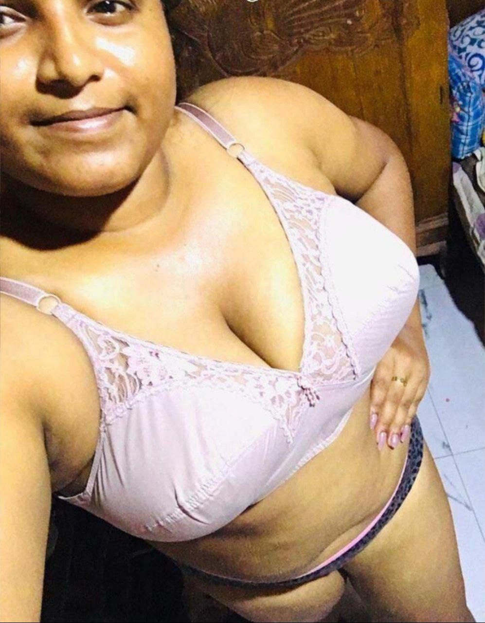 Srilankan busty aunty showing big melons pictures 5