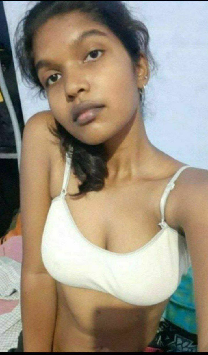 Srilankan college girl topless selfie photos 1