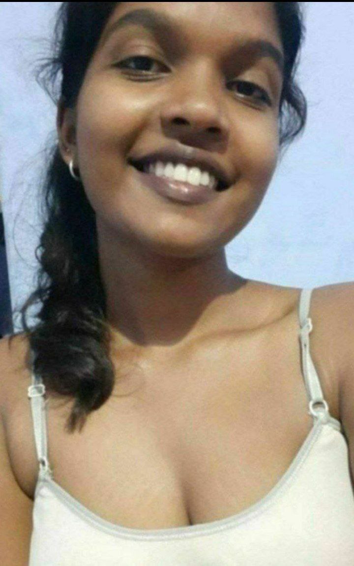 Srilankan college girl topless selfie photos 5
