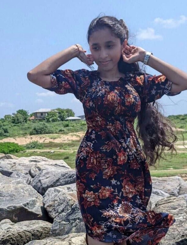 Srilankan Colombo college girl round boobs and ass show 2