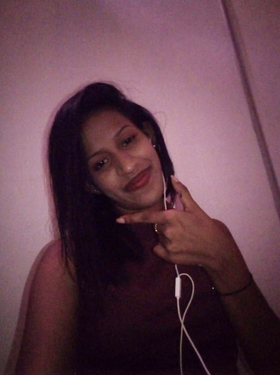 Srilankan girl smooching and nude pic and video 6
