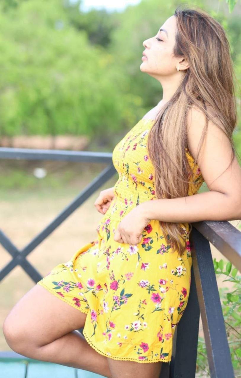 Srilankan high class wife topless photos exposed 3