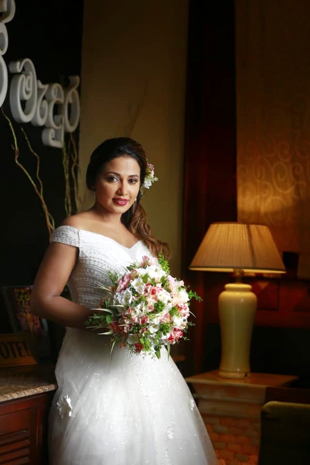 Srilankan high class wife topless photos exposed 4