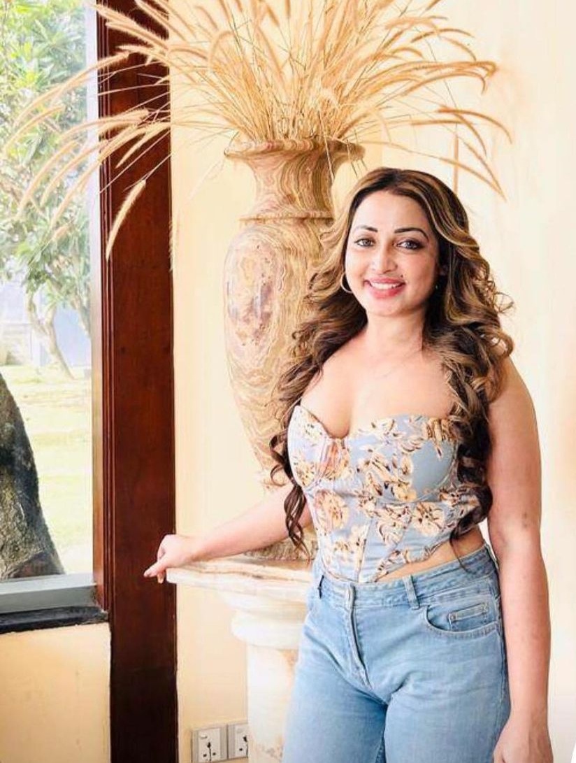 Srilankan high class wife topless photos exposed 5