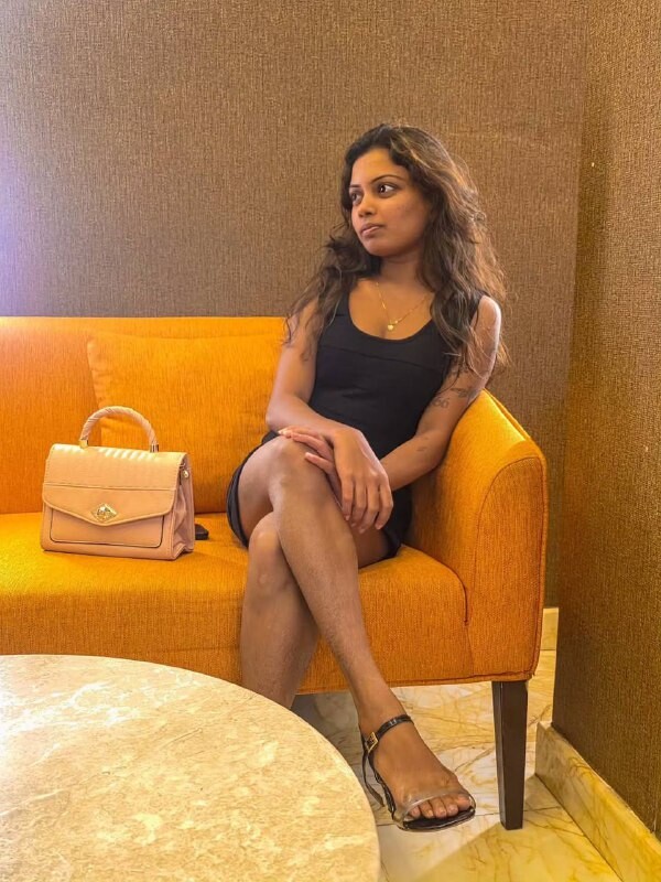 Srilankan influencer boob showing in hotel room bedroom 1