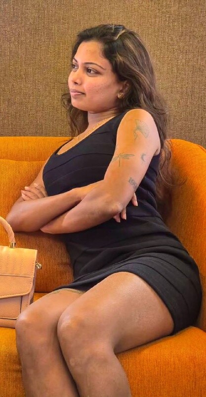 Srilankan influencer boob showing in hotel room bedroom 2