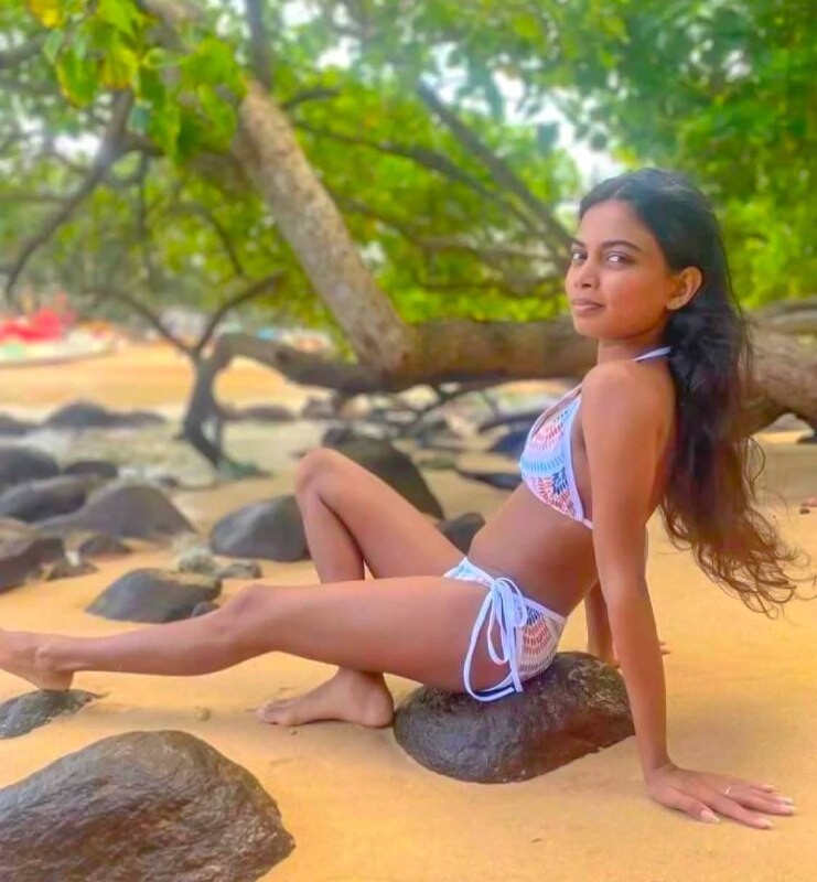 Srilankan influencer boob showing in hotel room bedroom 3