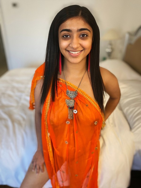 Super busty Indian girl nude pics 1