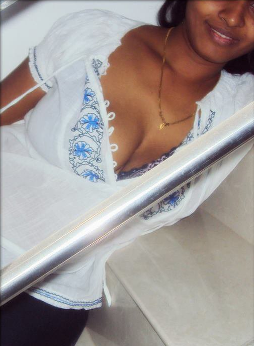 Tamil Bhabhi showing boobs for you 2