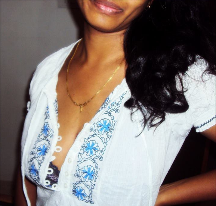 Tamil Bhabhi showing boobs for you 3