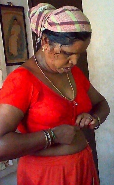 Tamil dusky wife boobs showing after taking a bath 2