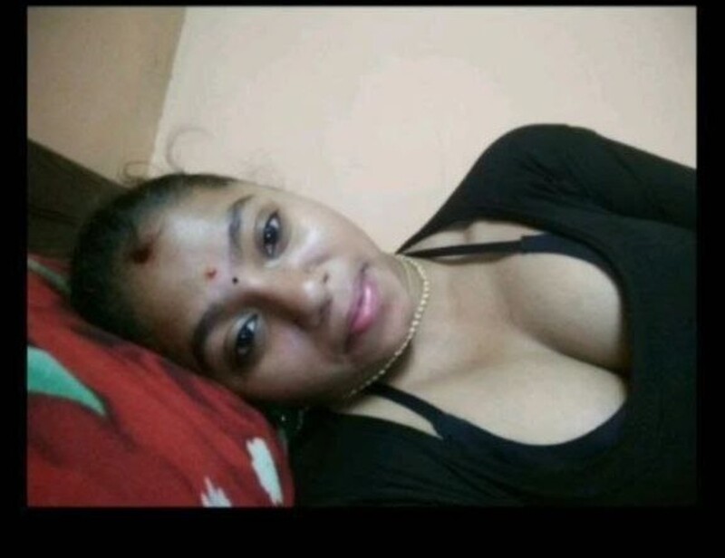 Tamil girl deep cleavage and topless photos 4