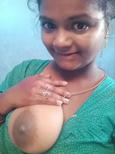 Tamil housewife showing big boobs and huge ass 3
